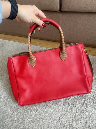 Krásna koženková kabelka, 