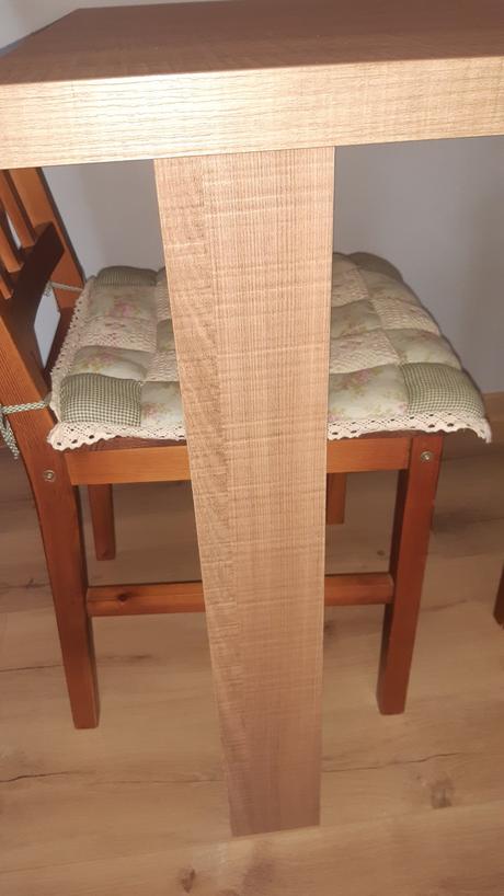 Jedálenský stôl a 4 stoličky, 