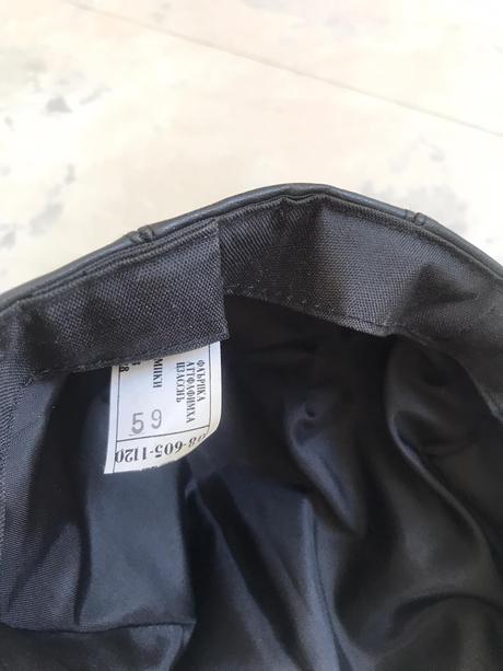 Koženková šiltovka, l