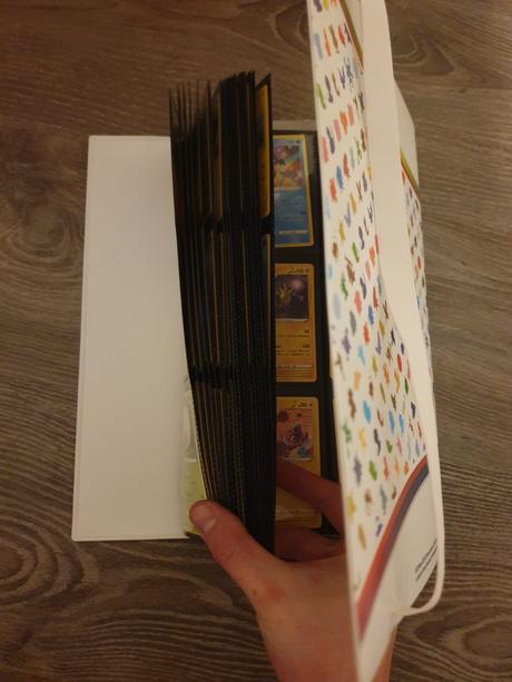 Pokémon karty a pokémon album,