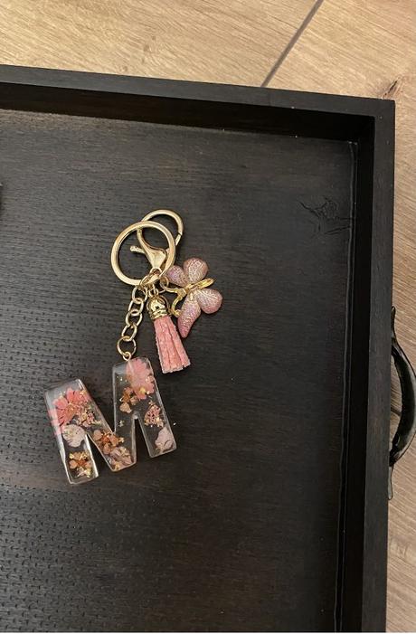 Ručne vyrobené živicové kľúčenky, 