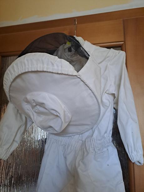 Kombinéza ku včelám, 122