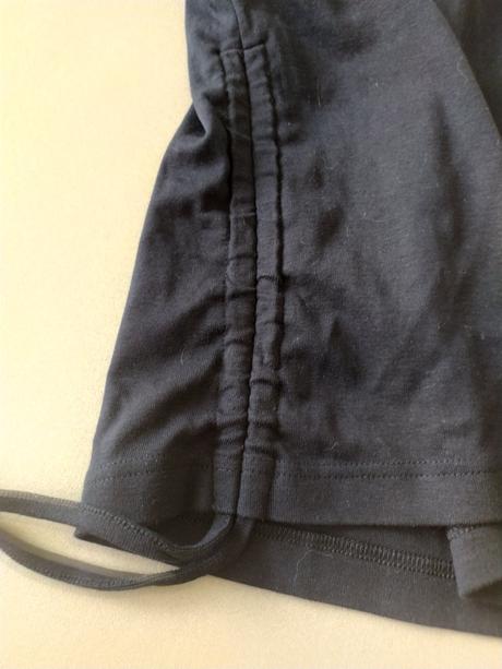 300 tricko uvezovanie okolo krku a na jednom boku, m