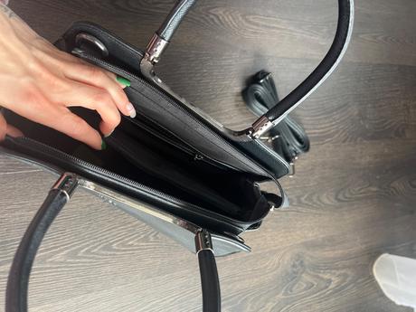 Čierna kabelka kara, 