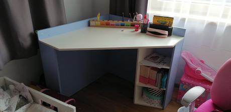 Rohový písací stôl, 