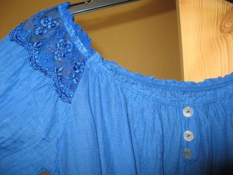 Hodvábna blúzka s čipkou a opaskom, m