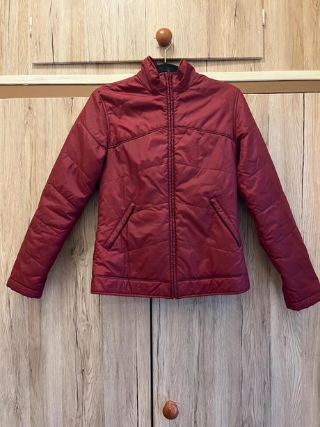 Červená vetrovka, clockhouse,36