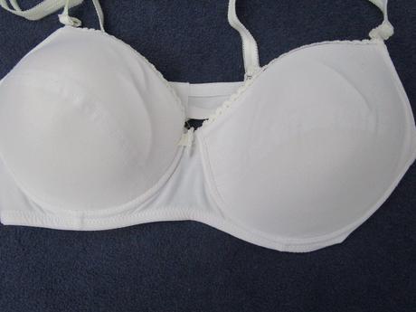 2213. . podprsenka, 90a