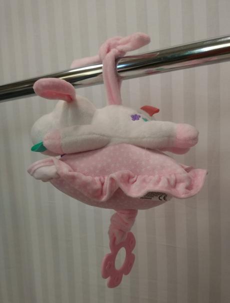 Zavesovací psík na vankúšiku s naťahovaním melódia, 