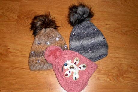 Čiapočka škraboška s brmbolcom a kamienkami, 50 - 158