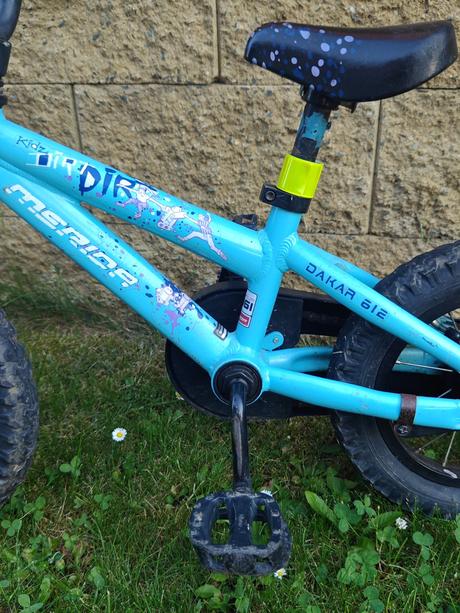 Chlapcensky maly bicykel s prilbou, 12