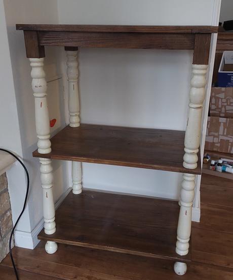 Rustikálny drevený regál,