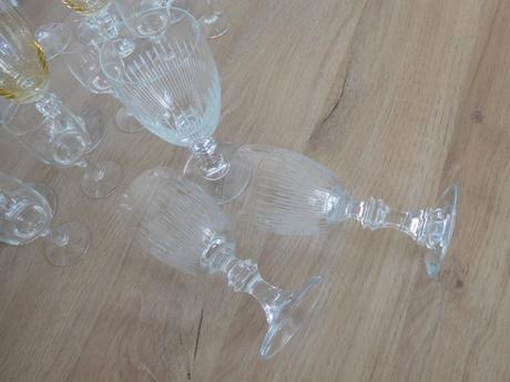 Sklenené poháre na nožičke, 