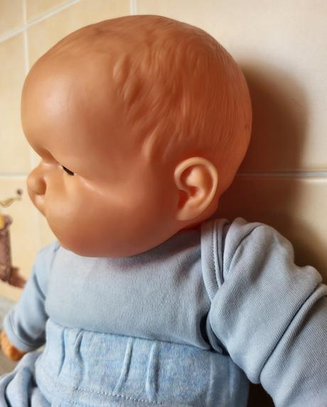 Bábika s hnedými očami a s príslušenstvom, 