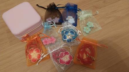 Mix nausniciek a priveskov kvetinky, 