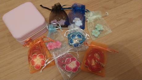 Mix nausniciek a priveskov kvetinky, 