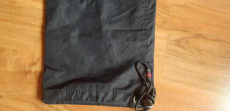 Sustakove nohavice, 104