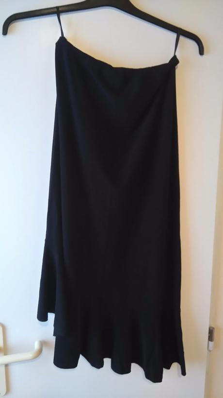 Čierna sukienka vhodná aj na slávnosť, 38