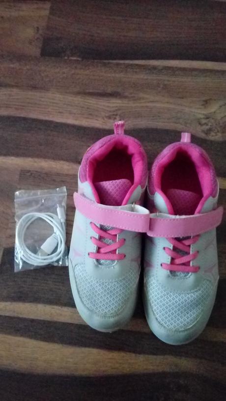 Svietiace tenisky už aj s poštou., 35