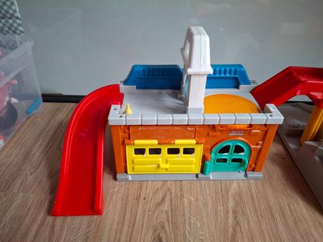 Fisher price garaž, autoumyvarka, draha,