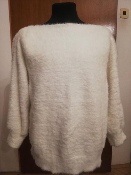 Biely chlpatý svetrik, mango,l