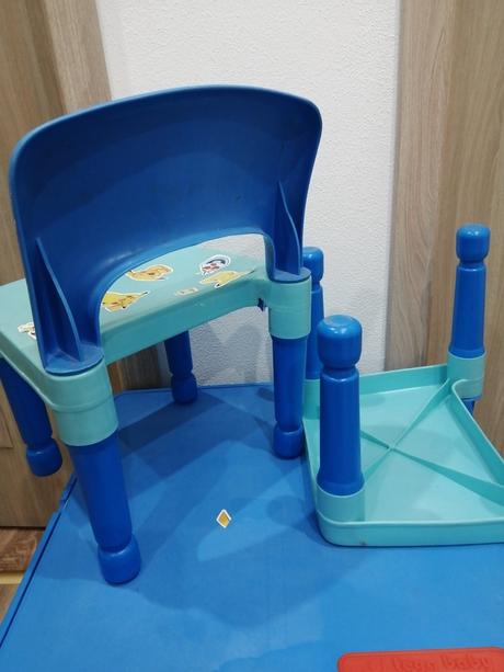 Stolík a 2 stolicky,