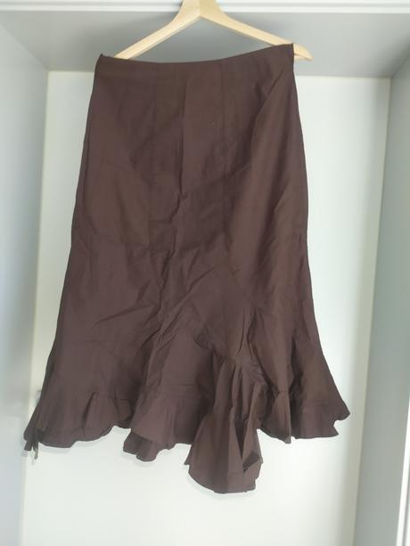 C 31 sukna hneda raz oblecena, yessica,m