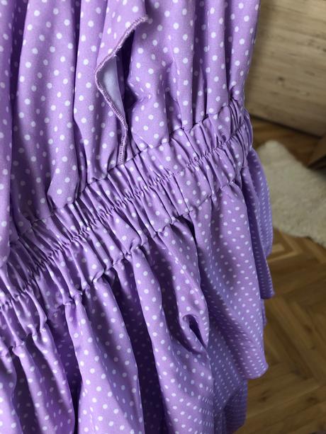 Krásne letné fialkové bodkované šaty,
