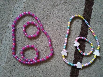 Nahrdelniky a náramky,