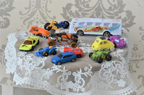 17 dielna sada autíčiek a iných hračiek,
