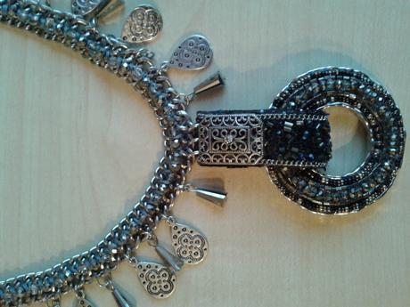 Výrazný náhrdelník, 