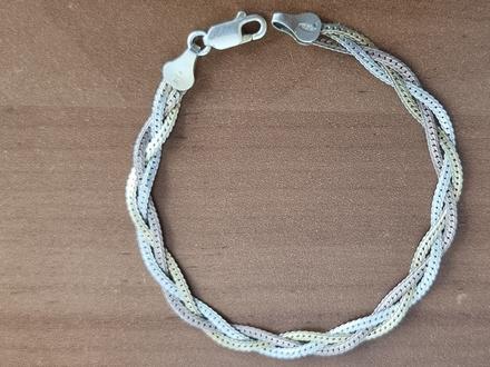 Strieborný pozlátený prepletaný náramok, 
