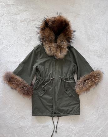 Štýlová khaki parka s kožušinovým lemovaním, s