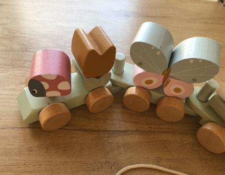 Drevený vláčik kvety a motýle little dutch, 