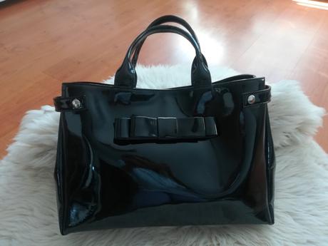 Kožená lakovaná kabelka,