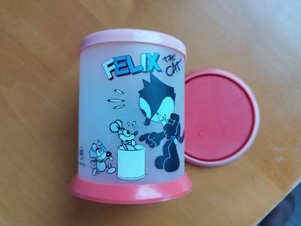 Stojan na pera s nahradnym spodkom,