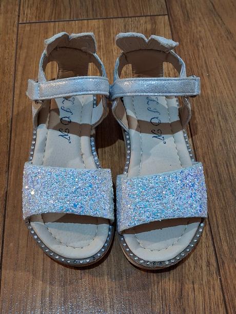 Sandálky, 27