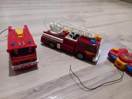 2 hasičské autá, 