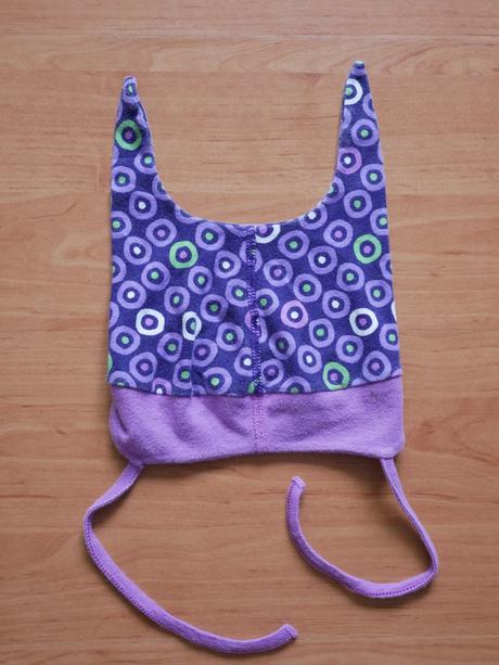 Čiapka so šnúrkami, 62