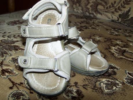 Zachovalé sandálky, 23