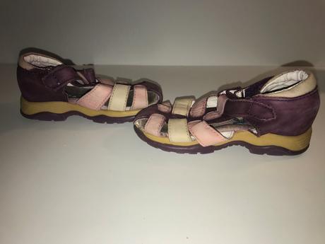 Fialové sandálky, 22