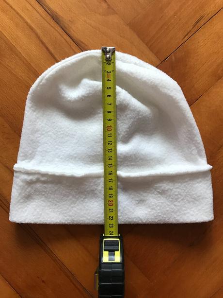 Biela čiapka s výšivkou vločky,