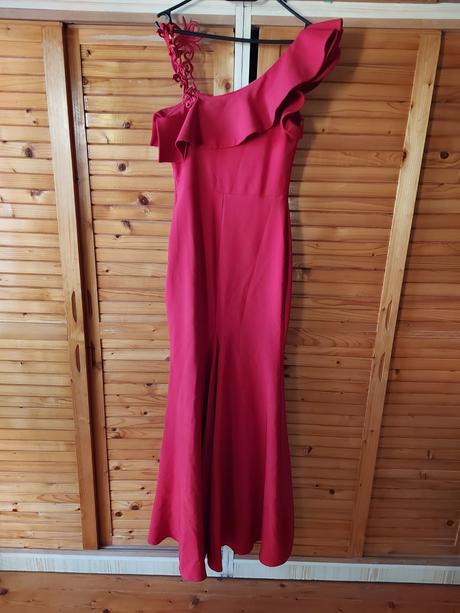 Červené spoločenské šaty s, s