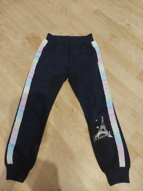 Dievčenské tepláky, 122