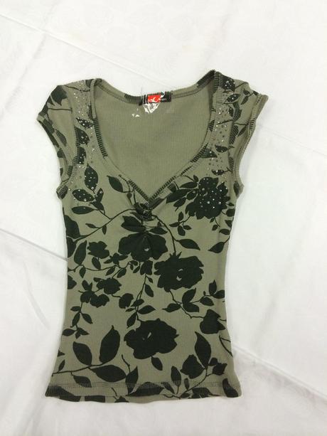 Zelené tričko s potlačou ruží značky jane normen, s
