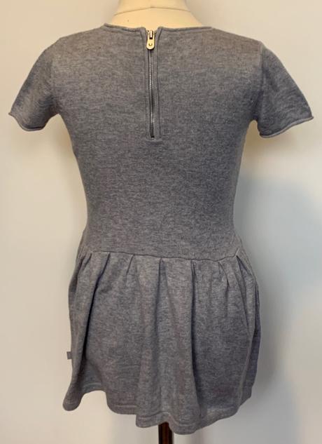 Okaidi šedé pletené šaty s trblietkami, 110