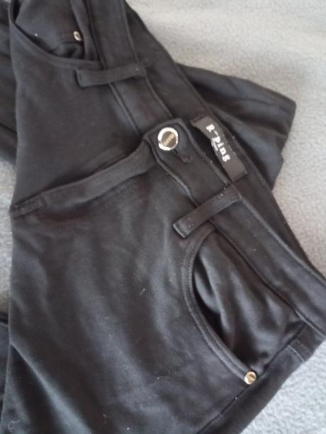 Sťahujúce nohavice, 44