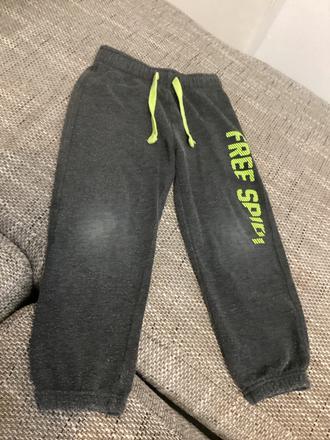 Tepláky - na kolenách zosuchane, 104