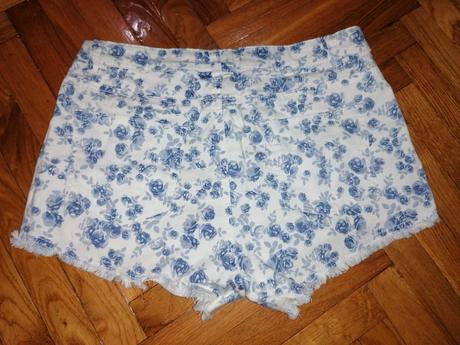 Kvetové kraťasy, 36