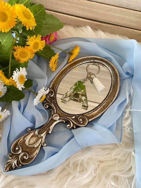 Ručne vyrobené živicové kľúčenky, 